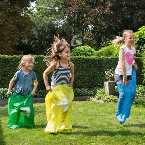 Niñas saltando en saco