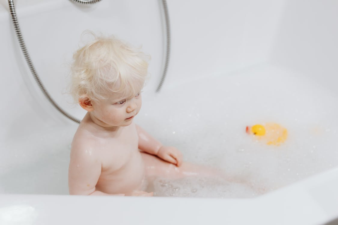 Niño en el baño