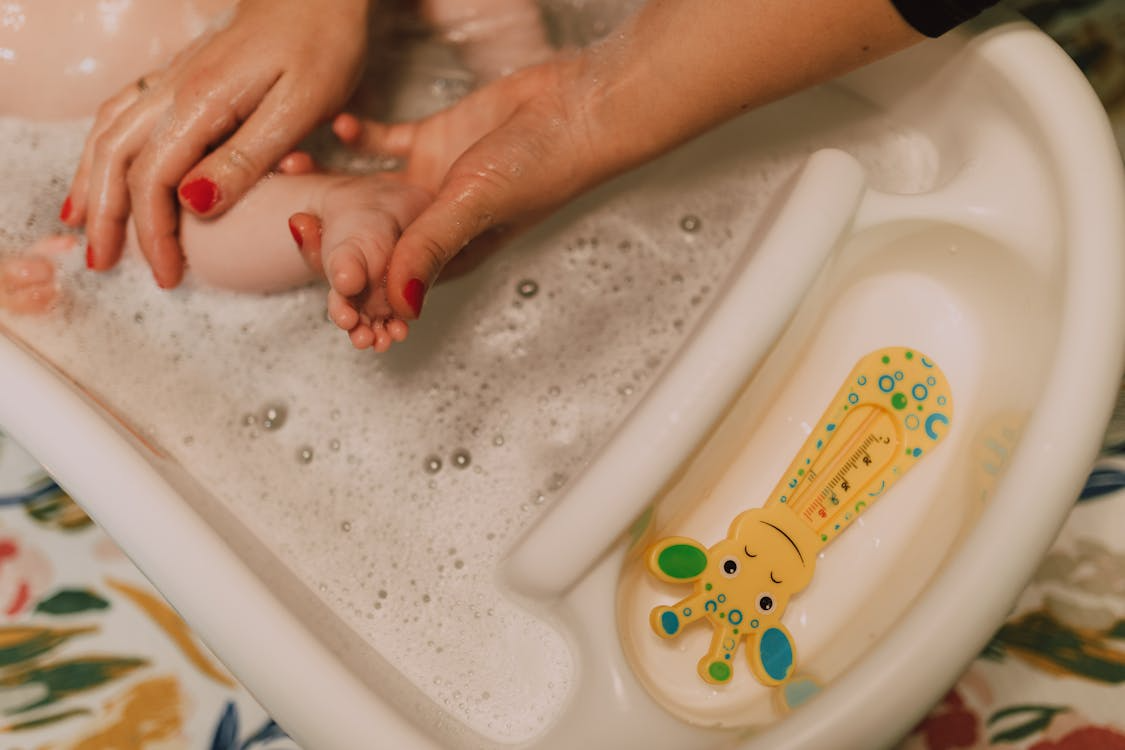 Niño en el baño