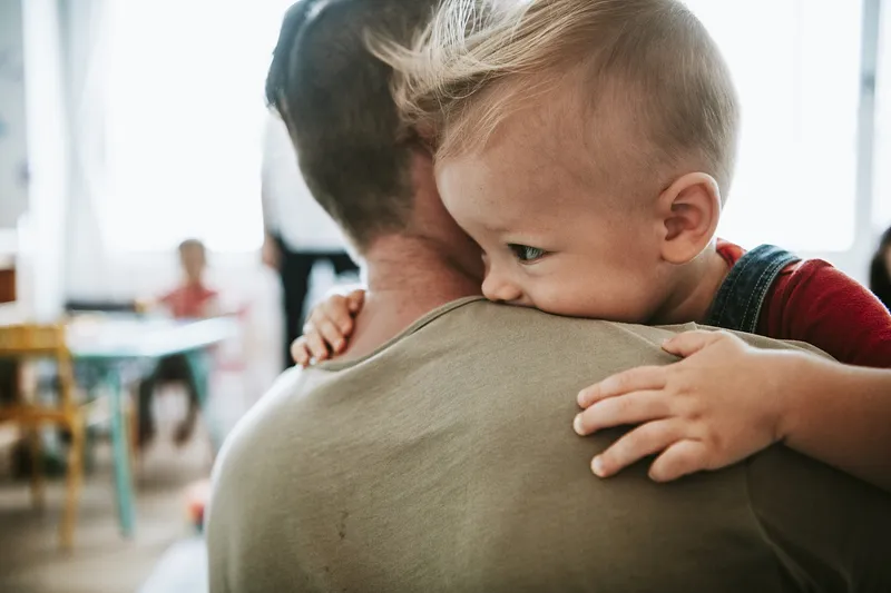 Padre con su hijo en brazos