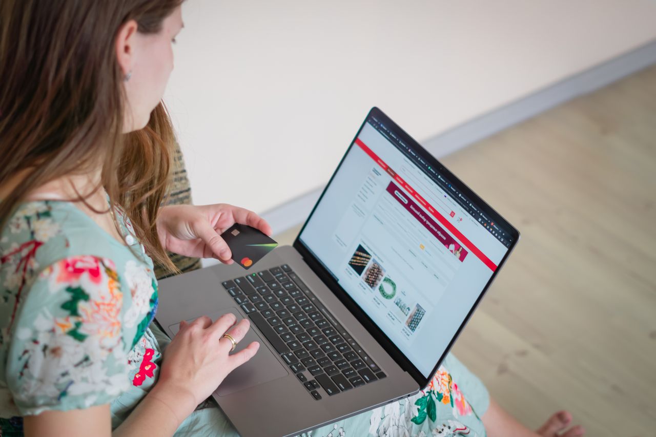 Persona haciendo una compra online