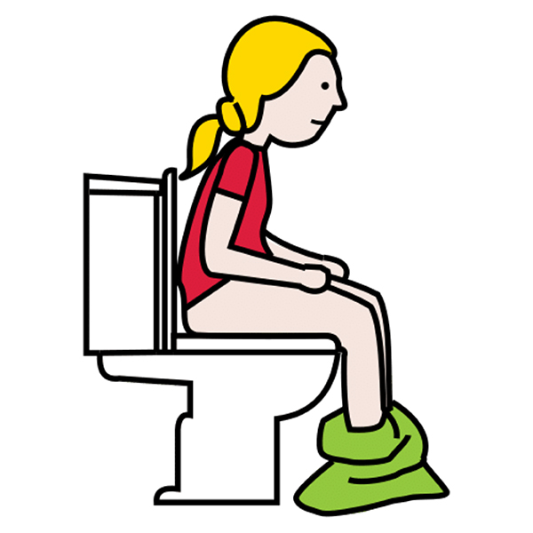 Niña haciendo sus necesidades en el inodoro