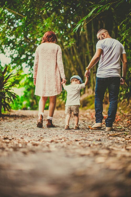 Un niño paseando junto a sus padres