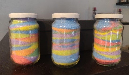 Pintar sal con tizas de colores