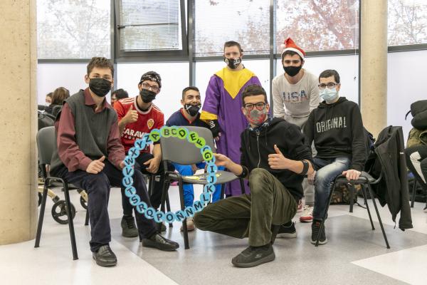 Los jóvenes PCI posan con el rosco con el que tanto disfrutaron