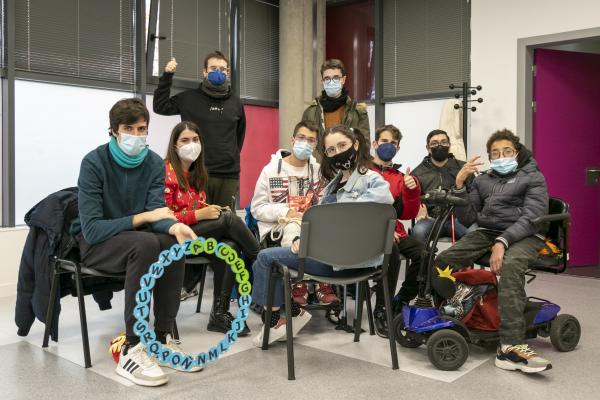 Un grupo de jóvenes de los cursos PCI posan con el rosco