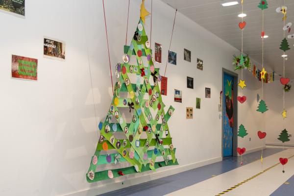 Árbol navideño decorativo incrustado en la pared