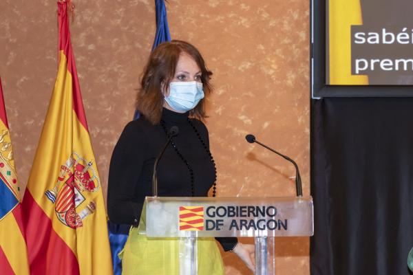 Carmen Herrarte, consejera de Economía, Innovación y Empleo del Ayuntamiento de Zaragoza, recoge el premio a Mercado Central de Zaragoza