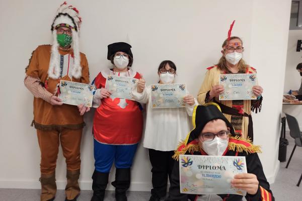 Algunos de los participantes en el carnaval con sus disfraces