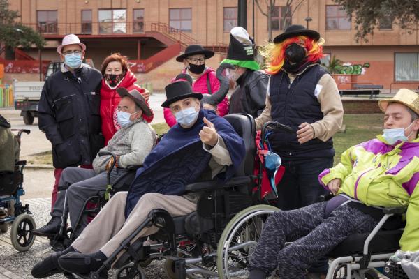 Grupo de residentes en Pomarón y voluntarios
