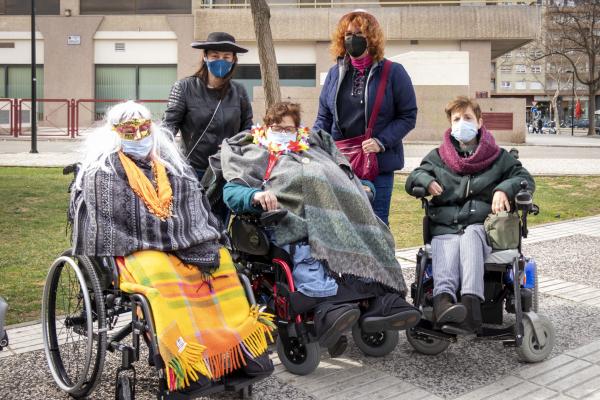 Grupo de residentes en Pomarón y voluntarios