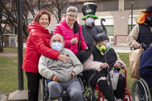 Grupo de residentes en Pomarón y voluntarios