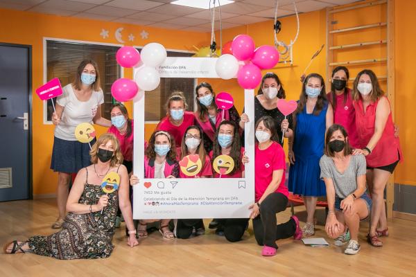 Las trabajadoras de Atención Temprana de Pomarón con un photocall