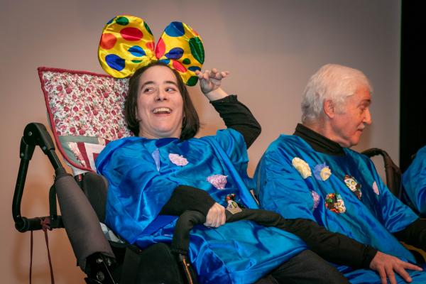 Mujer joven usuaria de silla de ruedas participando en una de las escenas