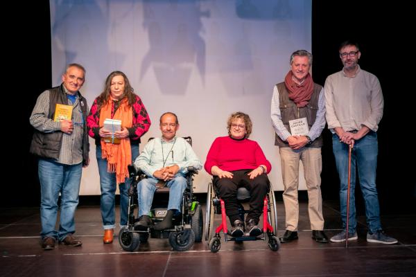 Los premiados y la premiada del certamen literario que acudieron a recoger sus premios sobre el escenario acompañados de la presidenta de Fundación Dfa y dos patronos