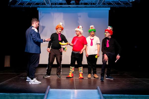 Participantes sobre el escenificando escenificando la escuela de payasos