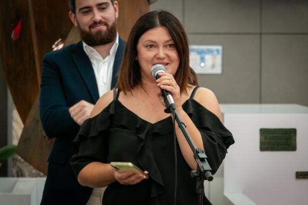 Madre de un niño usuario de Atención Temprana en Dfa leyendo un texto