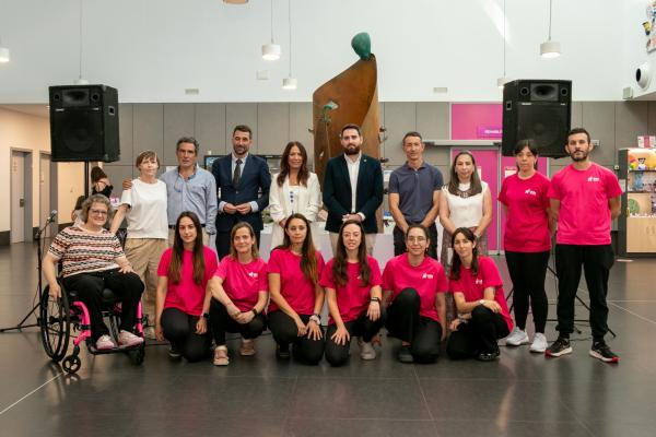 Asistentes institucionales con parte del equipo de Atención Temprana en el Edificio Josemi Monserrate