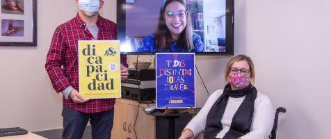 La presidenta de Dfa entrega el premio a los ganadores del concurso Buscamos imagen