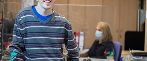 Trabajador con discapacidad de Dfa, usuario de la Agencia de Colocación, Dfaemplea