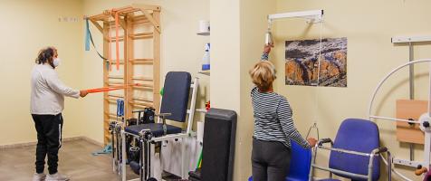 Un usuario y una usuaria con discapacidad empleando el gimnasio de Dfa Huesca