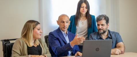 Foto de grupo de cuatro abogados y abogadas de la Asesoría Jurídica de Dfa