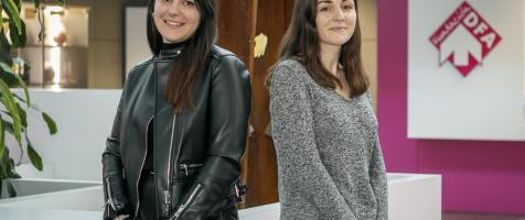 Dos voluntarias europeas en el centro de ocio y actividades socioculturales de Dfa