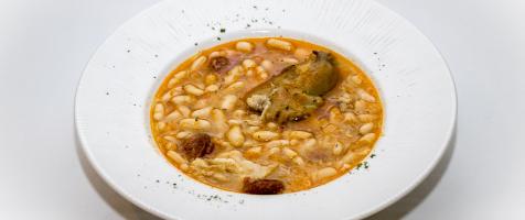 Imagen de plato con alubias y manitas de cerdo