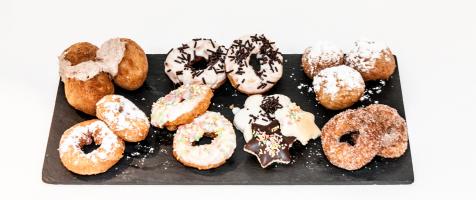 Imagen de plato con rosquillas y buñuelos