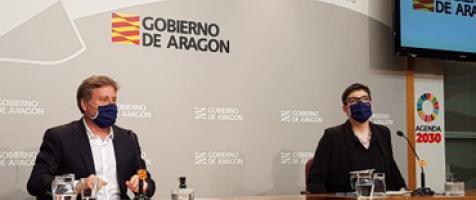 Rueda de prensa de dos miembros del Gobierno de Aragón en una mesa con micrófonos