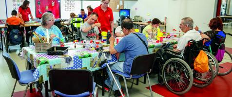 Usuarios y usuarias con discapacidad en una taller de manualidades en el Centro de Día de Fundación Dfa