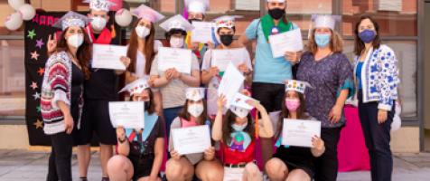 Alumnado de los PCI con birrete y diplomas junto a sus profesoras