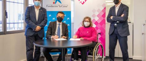 Representantes de Fundación Dfa y CaixaBank firmando el acuerdo en una mesa