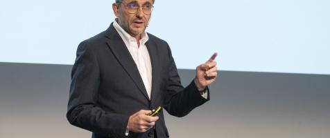 Ignacio Aizpún, Director General de ATAM, dando una charla delante de un proyector