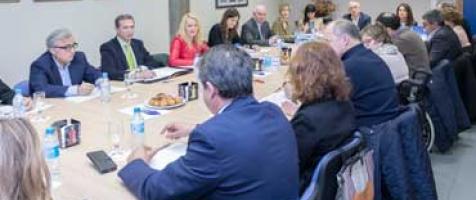 Un desayuno de trabajo sobre accesibilidad en servicios, comercio y ocio reúne a 14 entidades del sector público y privado