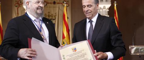 Josemi Monserrate recibiendo la medalla de las Cortes de Aragón en nombre de Fundación Dfa