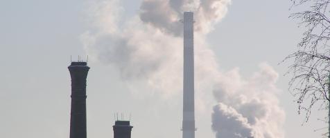 Varias chimeneas de fábricas