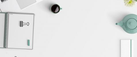 Ordenador sobre una mesa y otros elementos de oficina