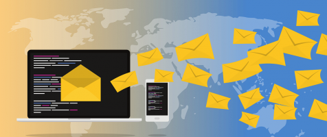 ordenador y teléfono de los que salen mensajes