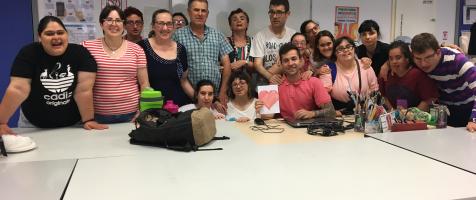 Un grupo de alumnos y alumnas en un aula junto a su profesor