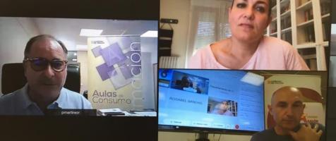 Una videollamada de tres personas desde sus casas