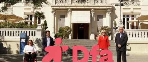 Representantes políticos e institucionales junto al logo gigante de Dfa delante del Casino de Huesca