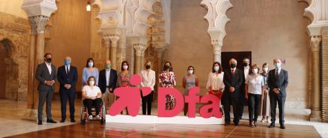 Foto de familia junto al nuevo logo gigante en el palacio de la Aljafería