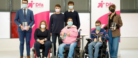 Foto de familia de los premiados en el Certamen Literario