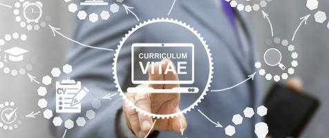 Hombre con dibujos de CV