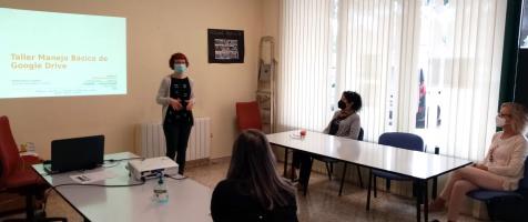 Aula con una profesora impartiendo un taller ante varias personas