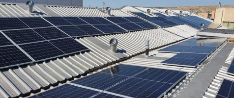 Placas solares en la azotea de la Residencia Rey Fernando