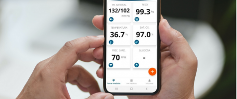 Un móvil en la mano de una persona con una aplicación con variables de salud