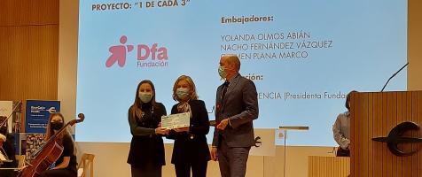 Tres personas aparecen mostrando el premio Impulso de discapacidad