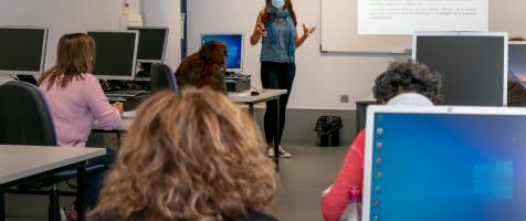 Profesora y alumnas en la clase de un curso en Dfa